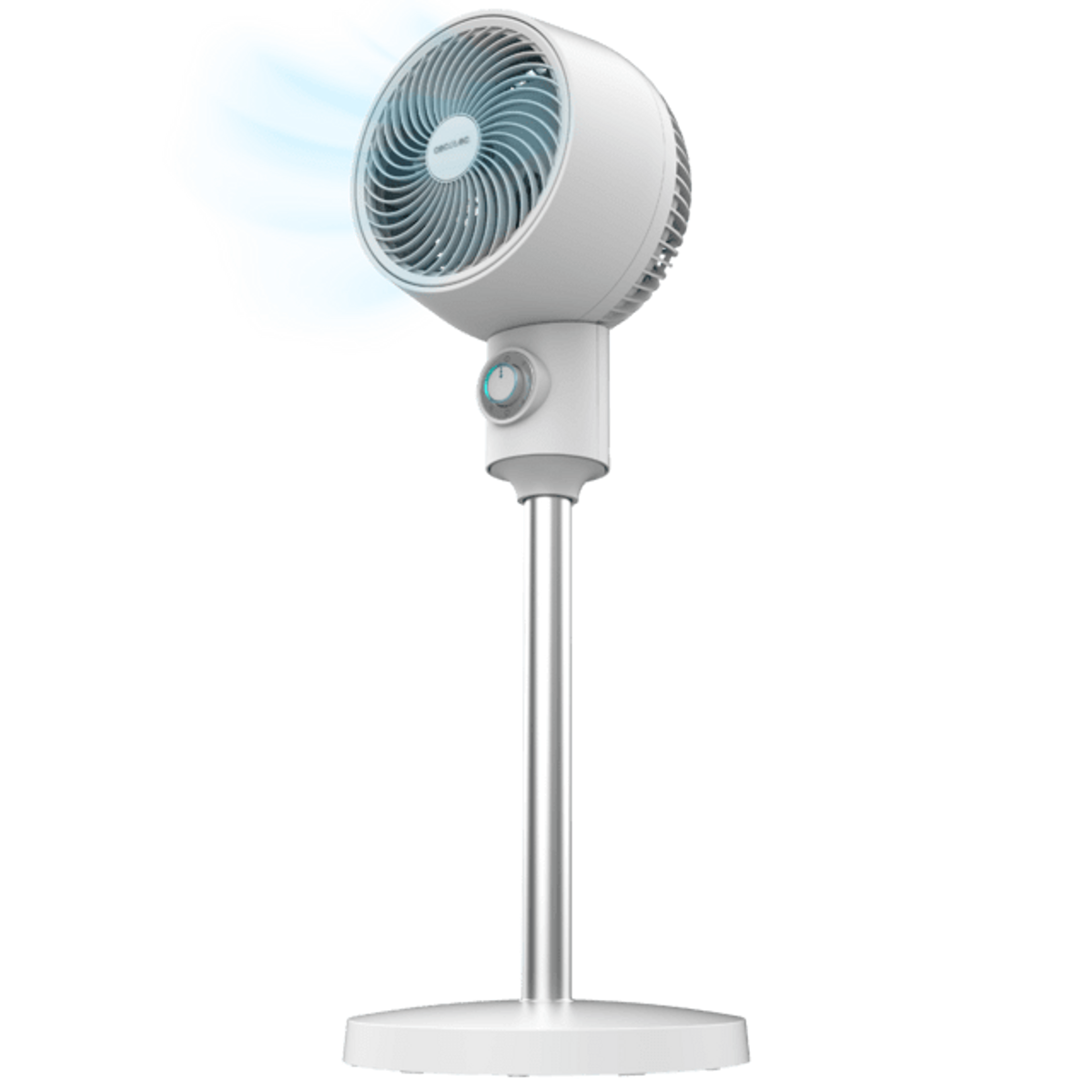 Un ventilador de pedestal blanco con una cabeza redonda sobre una barra plateada y base redonda sobre fondo negro.