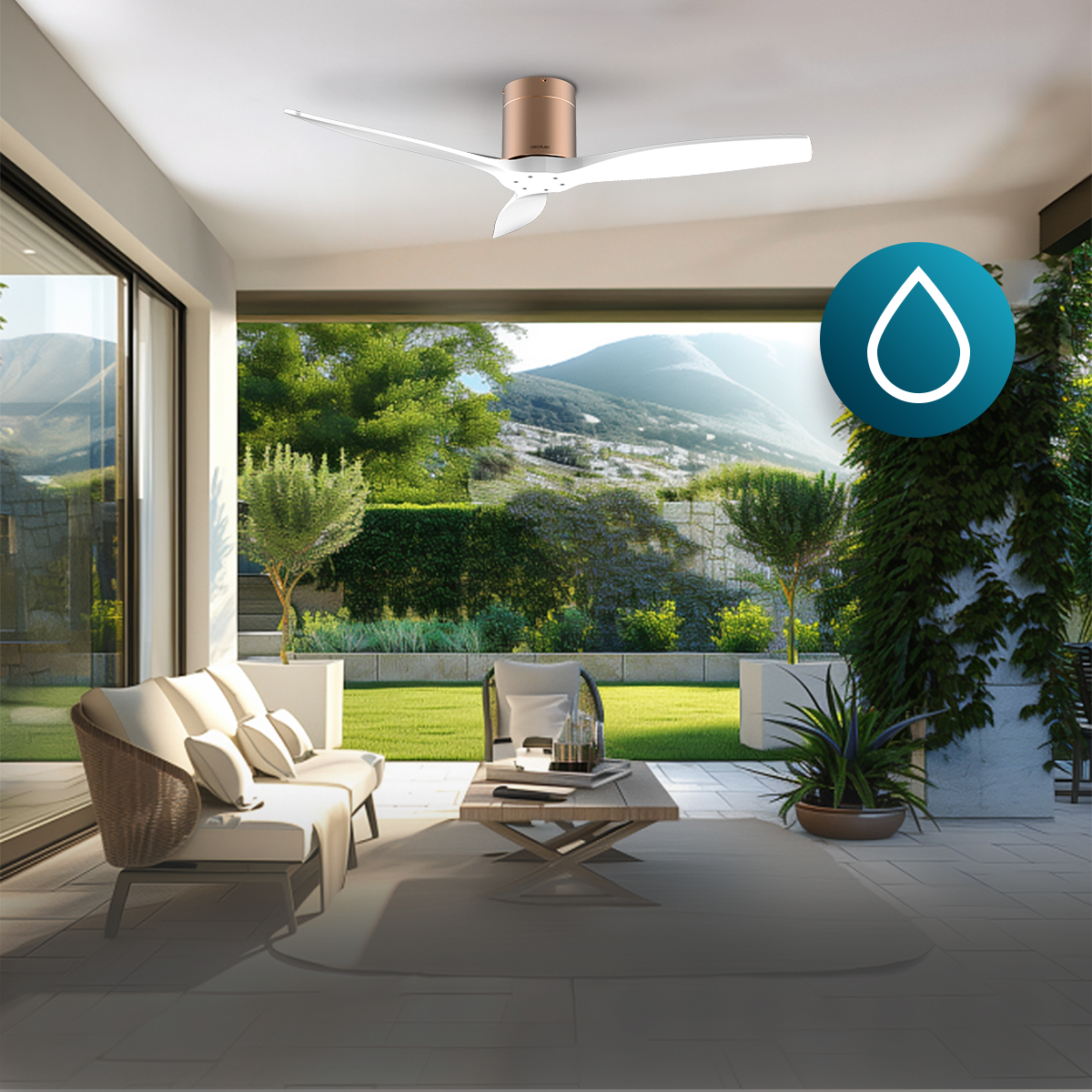 Moderne Deckenventilator auf einer Terrasse mit Sofa, Tisch und Gartenblick.