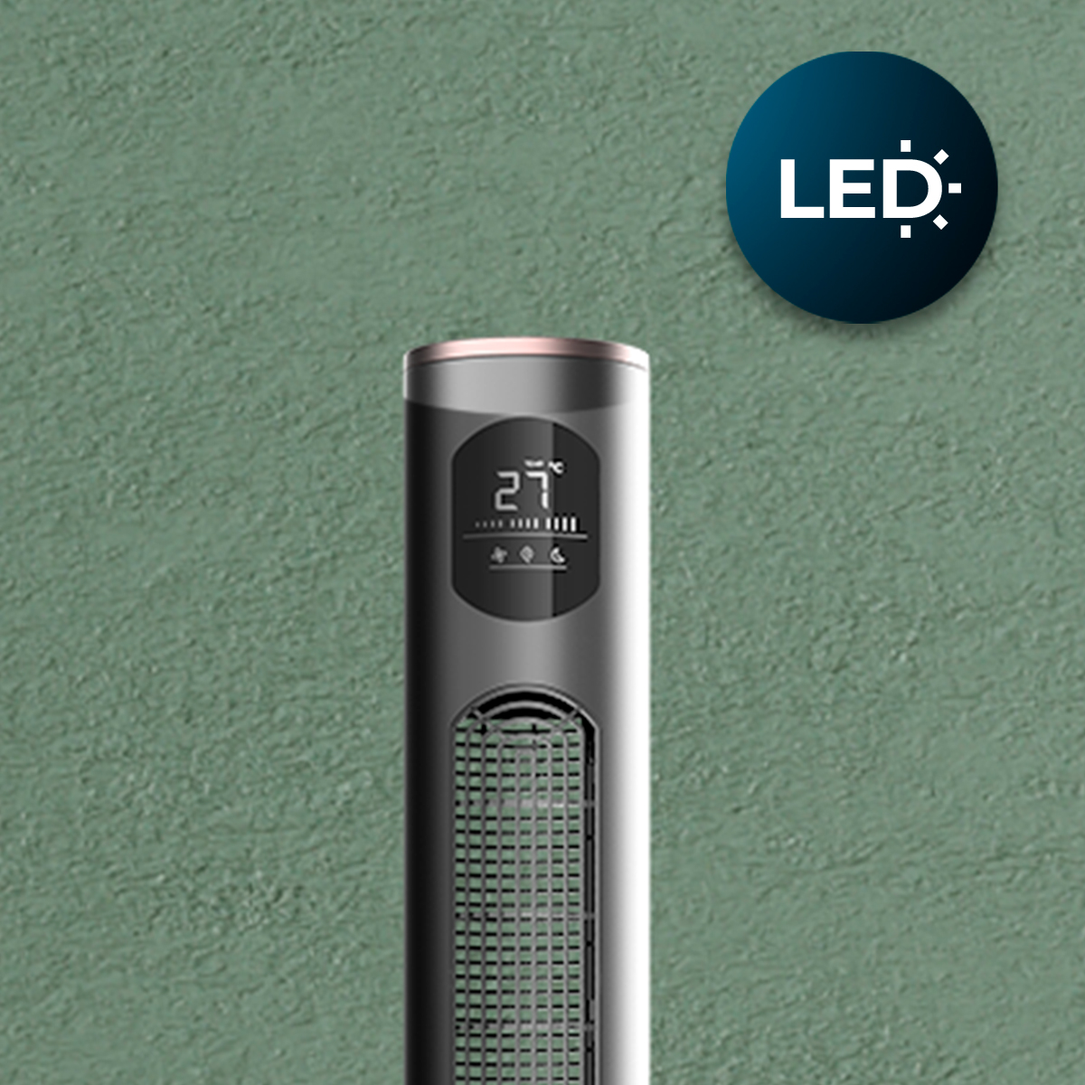 Un ventilador de torre gris con pantalla LED digital y rejilla sobre fondo verde.