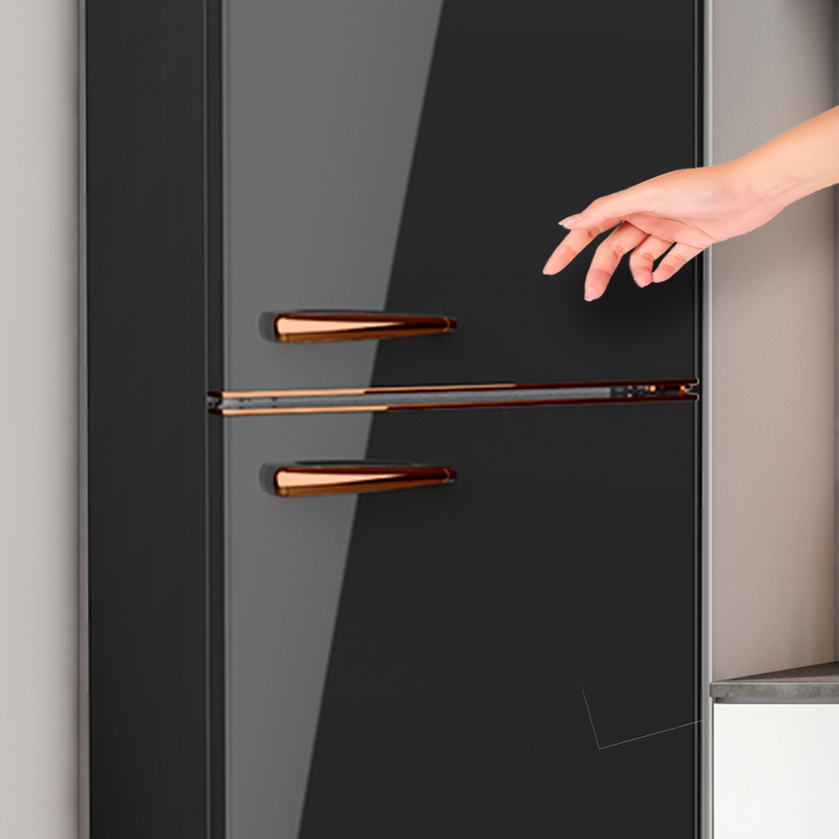Una mano alcanza la manija de cobre de un elegante refrigerador negro.