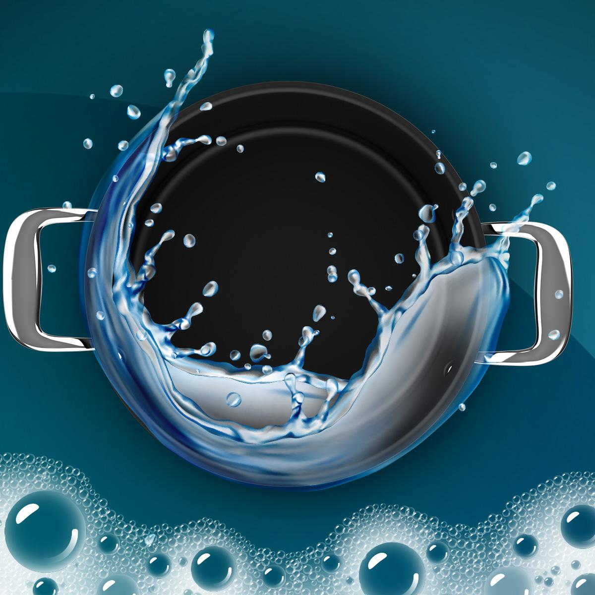 Salpicaduras de agua y burbujas rodean una olla negra sobre fondo oscuro.
