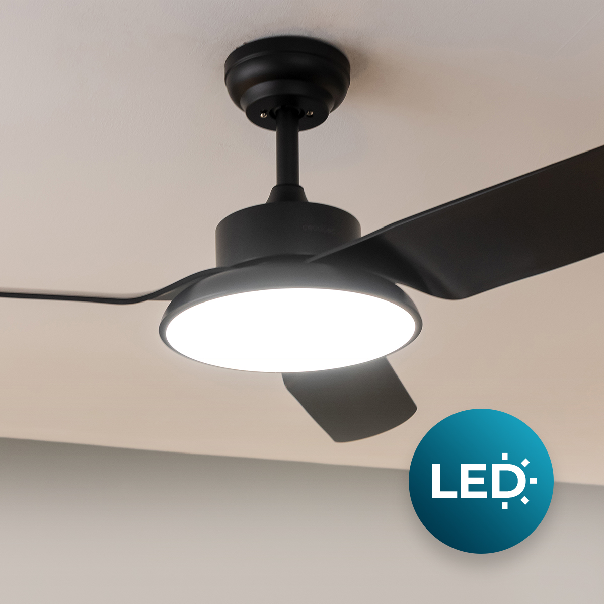 Un ventilatore da soffitto nero con luce LED illuminata e icona LED blu nell'angolo.