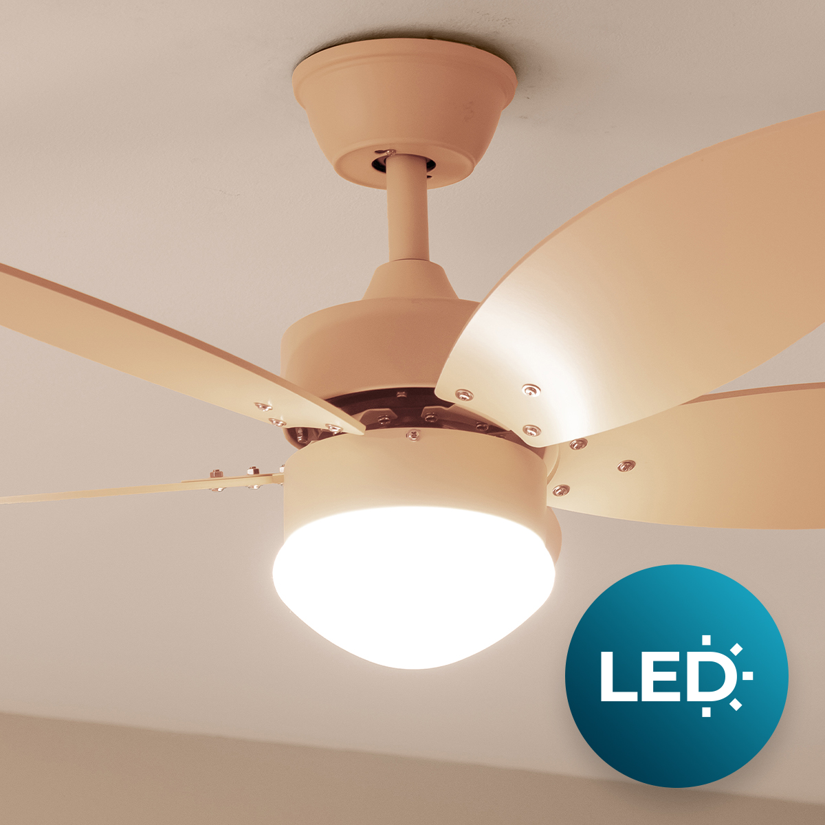 Un ventilatore da soffitto rosa con una luce LED rotonda e luminosa e quattro grandi pale.