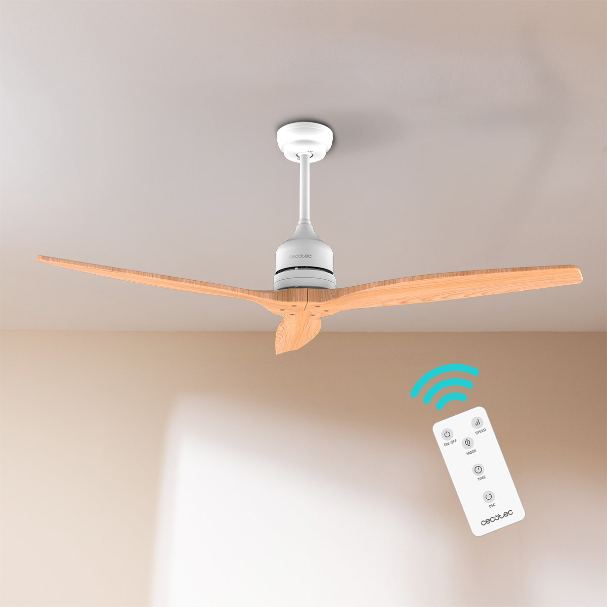 Weißer Deckenventilator mit drei Holzflügeln und einer weißen Fernbedienung vor hellem Hintergrund.