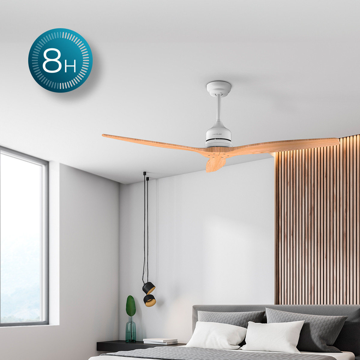 Ein moderner weiß-hölzerner Deckenventilator hängt in einem hellen Schlafzimmer über einem Bett.