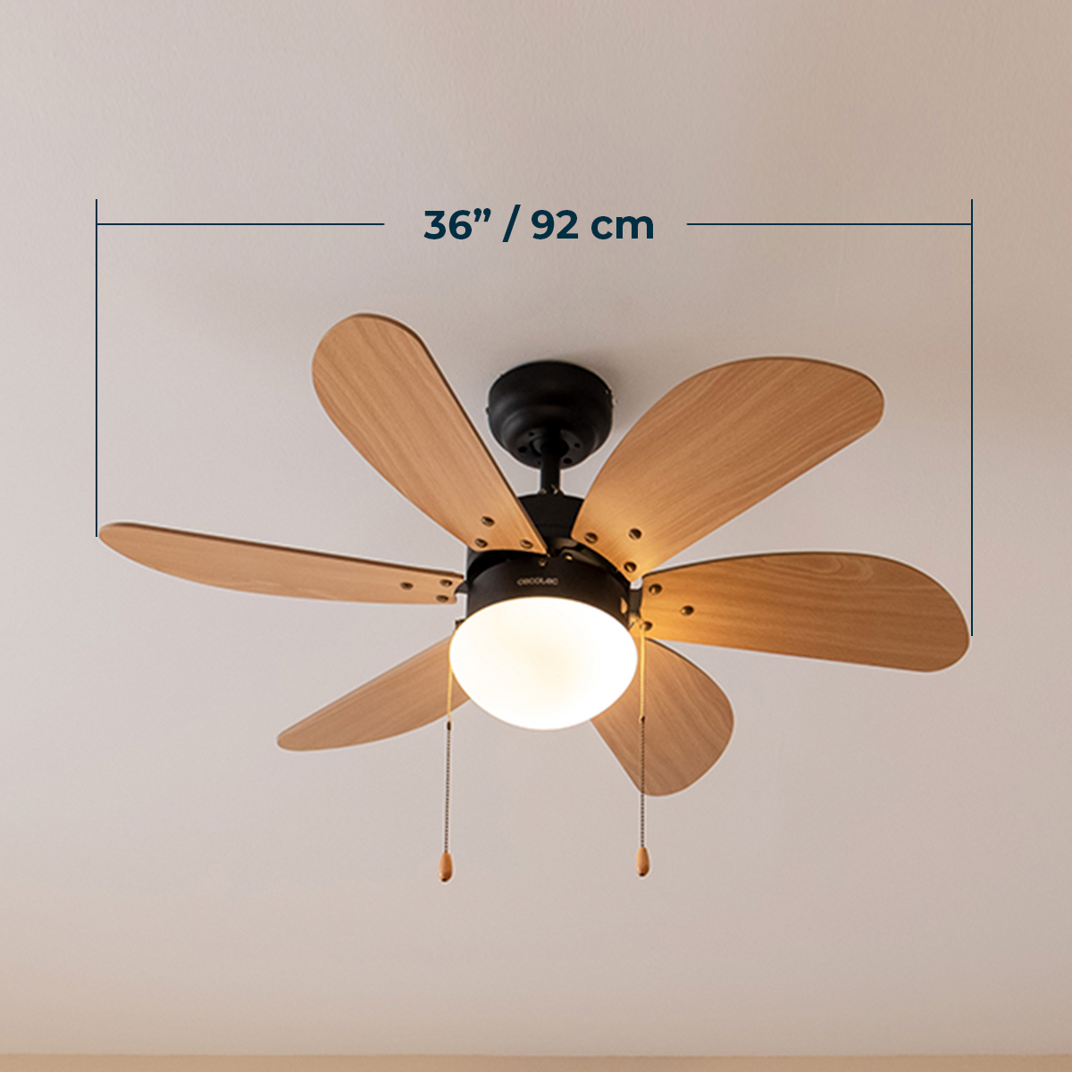 Ventilatore a soffitto nero e legno con sei pale e luce centrale, con indicazione di 36" / 92 cm.