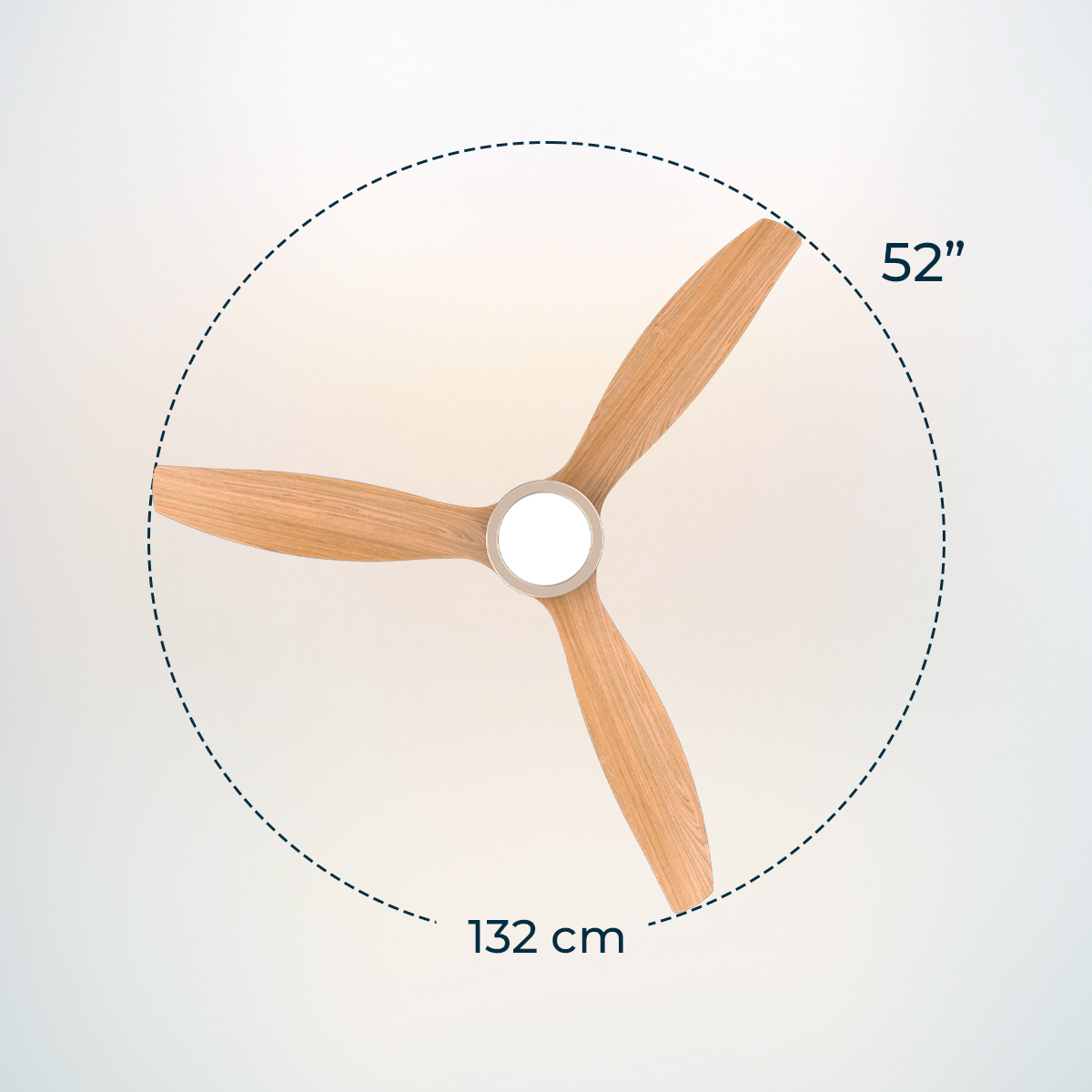 Un ventilatore da soffitto in legno con tre pale e luce centrale, diametro di 52 pollici o 132 cm.