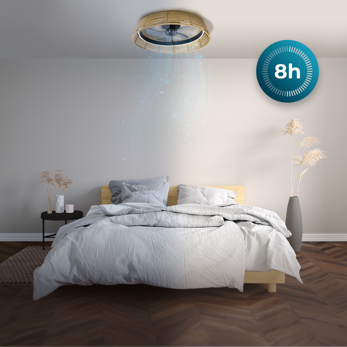 Camera da letto con letto in legno, ventilatore a soffitto in rattan e icona timer 8h.