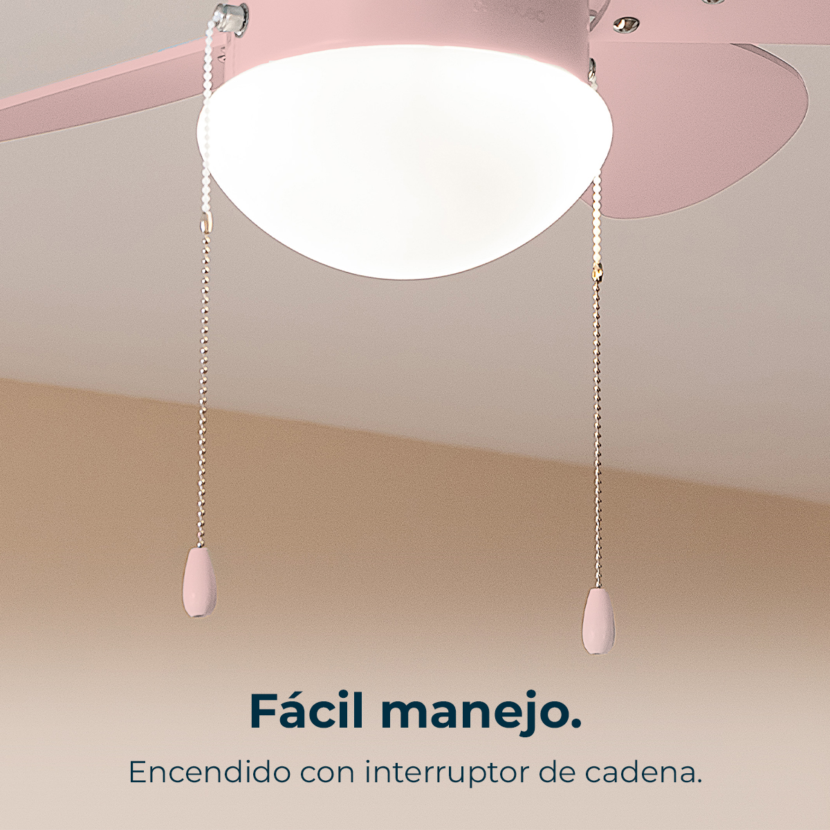 Un ventilatore da soffitto rosa con luce e due catenelle.