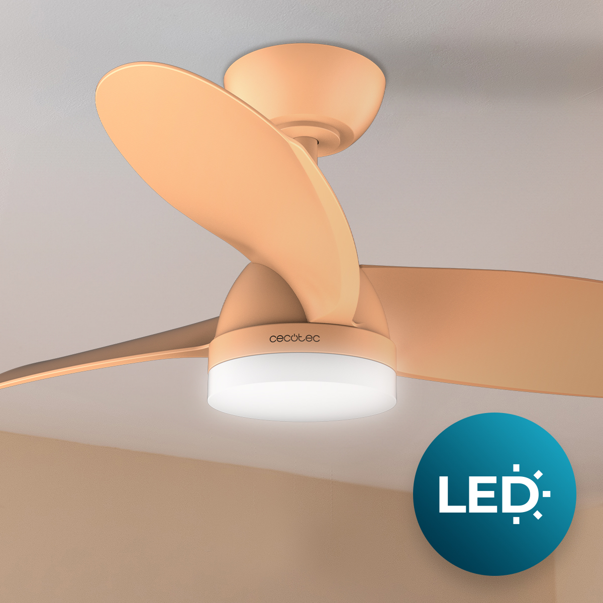 Un ventilatore da soffitto color pesca con luce LED integrata è montato su un soffitto chiaro.
