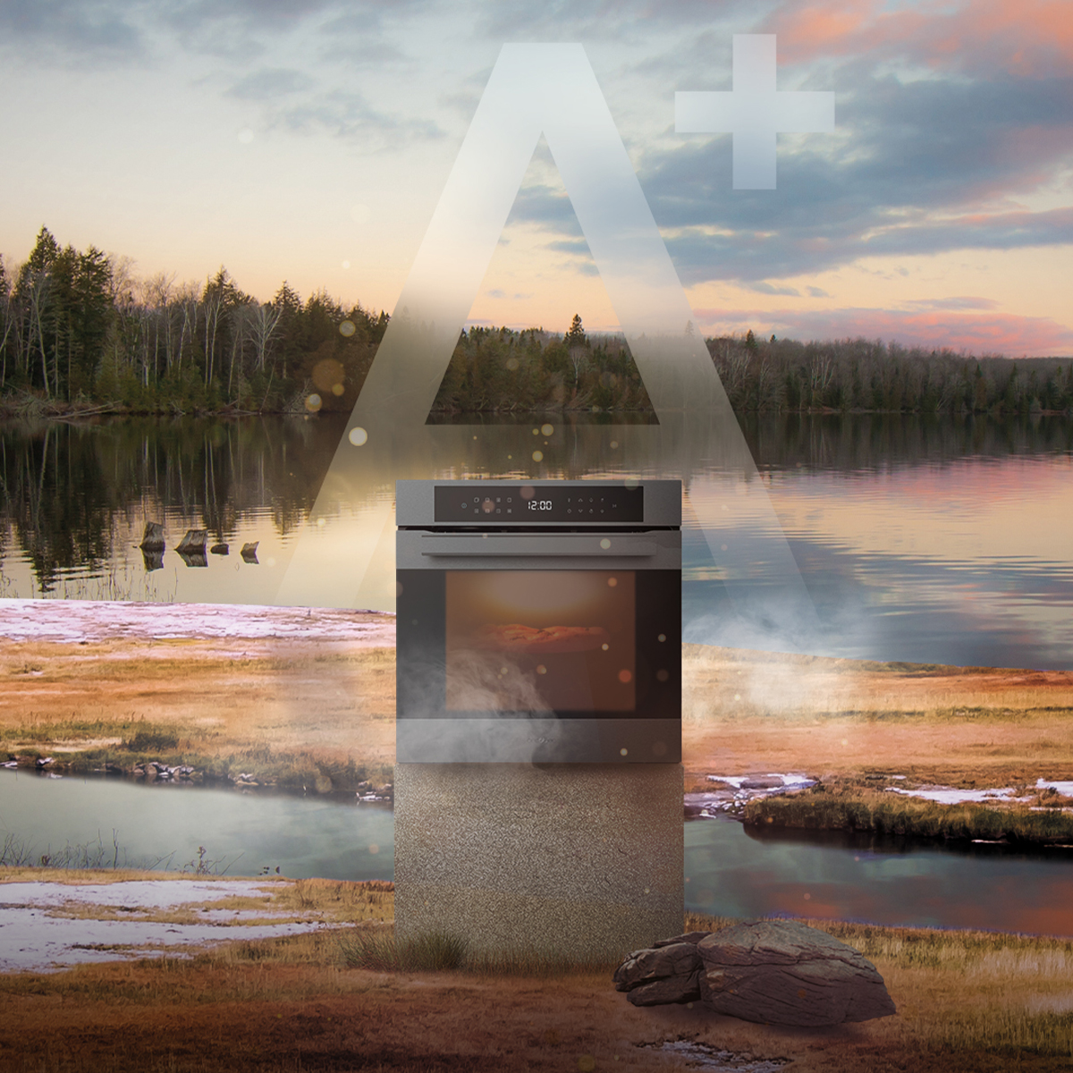 Un horno moderno sobre un pedestal de piedra junto a un lago al atardecer, con el símbolo de eficiencia A+ superpuesto.