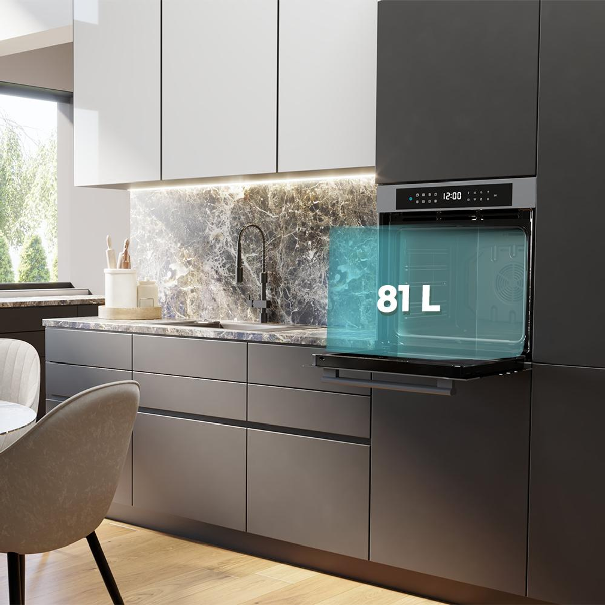 Cocina moderna con gabinetes oscuros, salpicadero de mármol y horno abierto con 81 L.