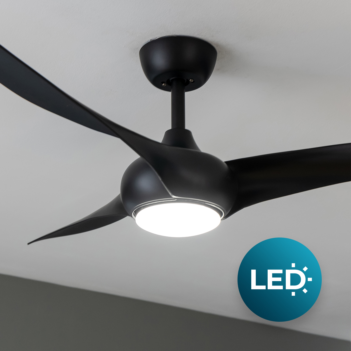 Un ventilatore da soffitto nero con tre pale curve e illuminazione LED integrata nella parte inferiore.
