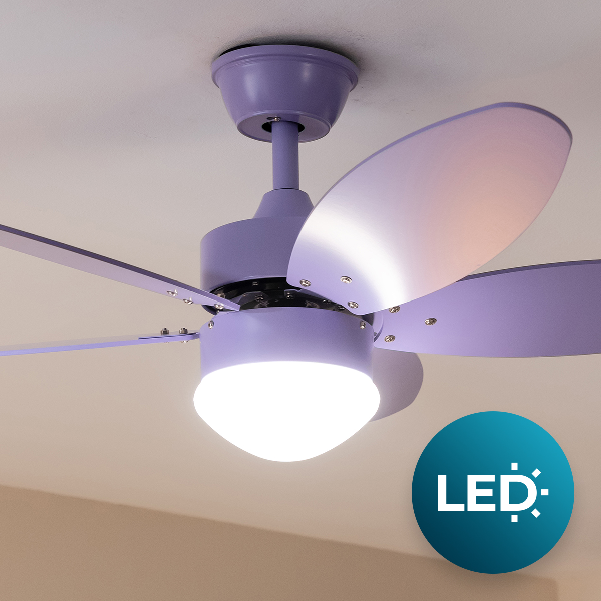 Ventilatore da soffitto viola con una luce LED brillante su soffitto bianco con logo LED blu rotondo.