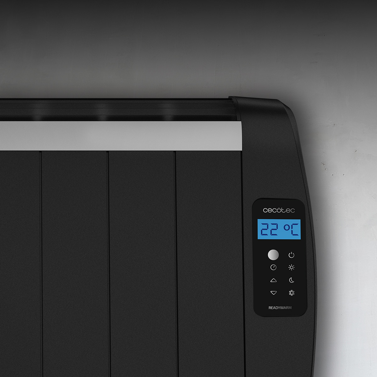 Un termosifone nero con display digitale blu e pannello touch su parete grigia.