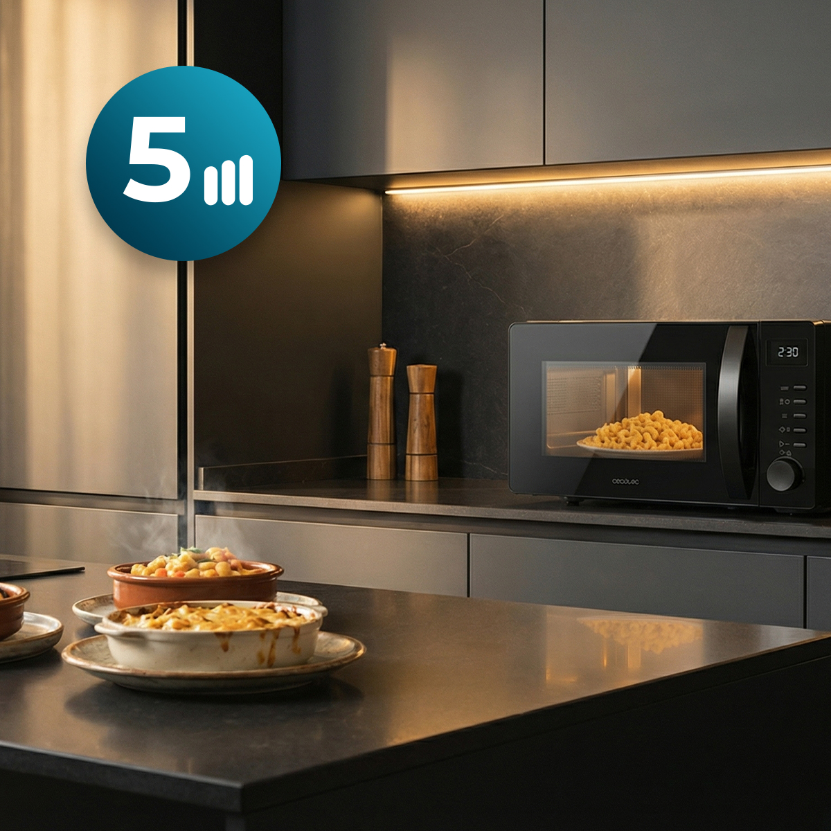 Cocina moderna con microondas negro en la encimera y cazuela horneada en primer plano.