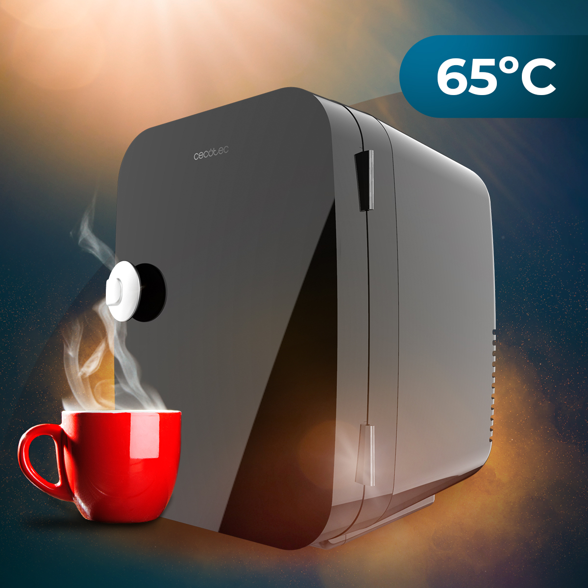 Mini nevera negra con una taza roja humeante sobre fondo oscuro.