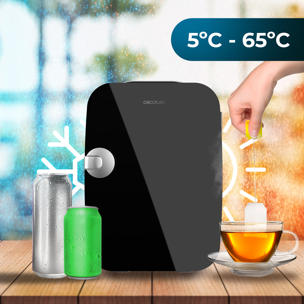 Mini nevera negra con latas y taza de té, rango de temperatura de 5°C a 65°C.