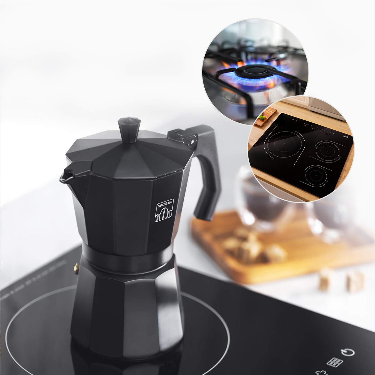 Caffettiera moka nera su piano cottura a induzione, con inserti per gas ed elettrico.