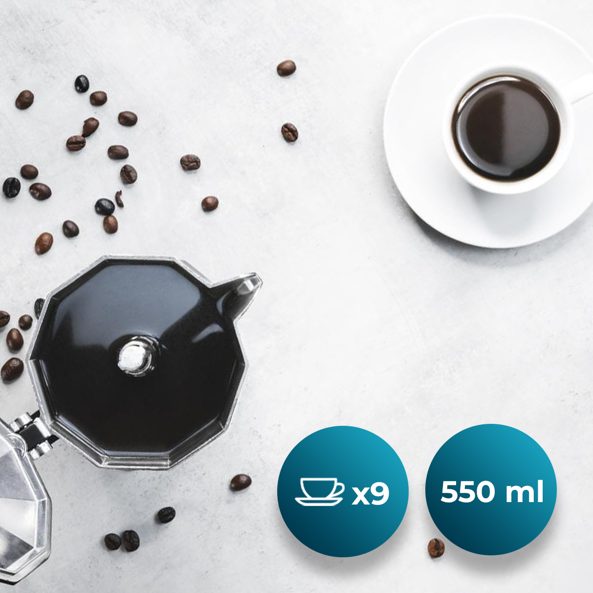 Una moka, tazza e chicchi su superficie chiara con icone per 9 tazze e 550 ml.