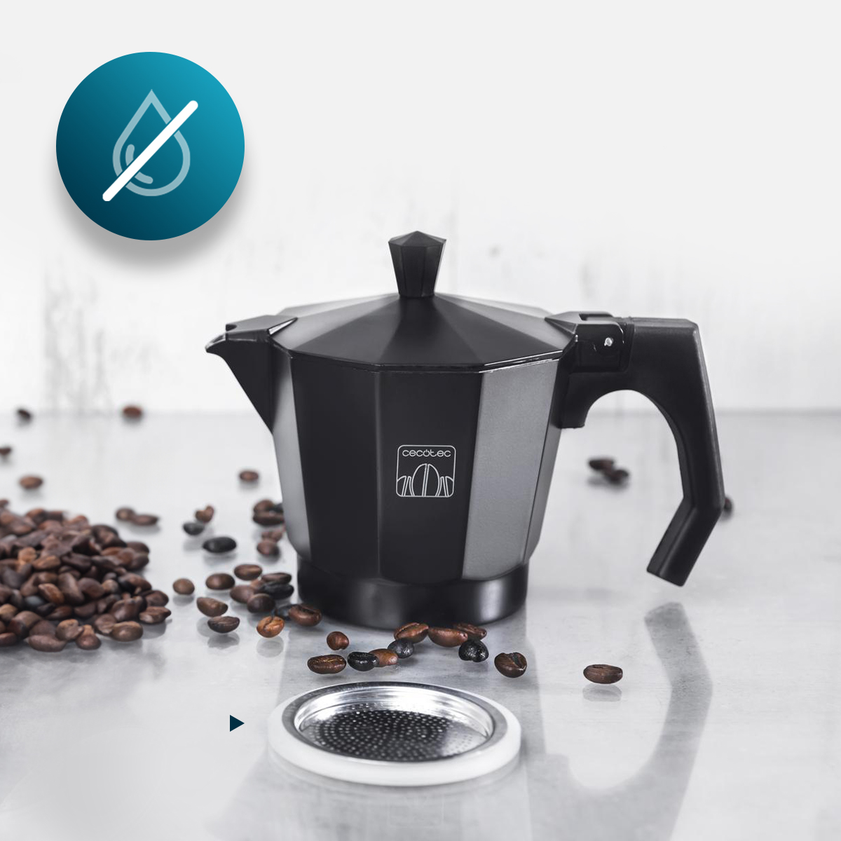 Caffettiera moka nera con chicchi di caffè e filtro su superficie chiara, con icona di goccia d'acqua.