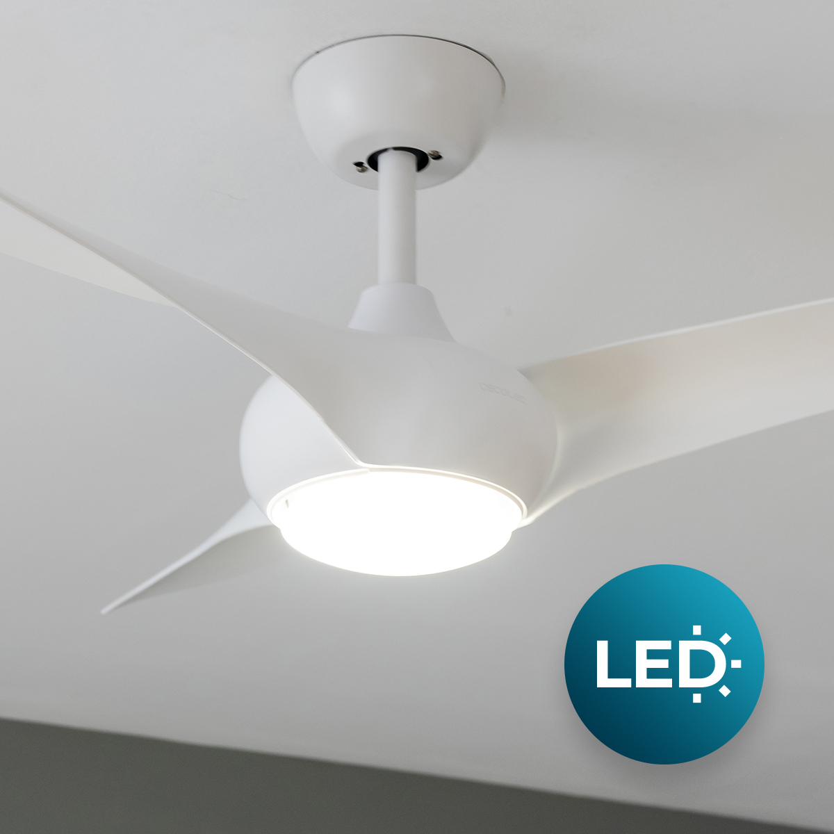 Un ventilatore da soffitto bianco con luce LED illuminata su un soffitto bianco, con logo LED blu.