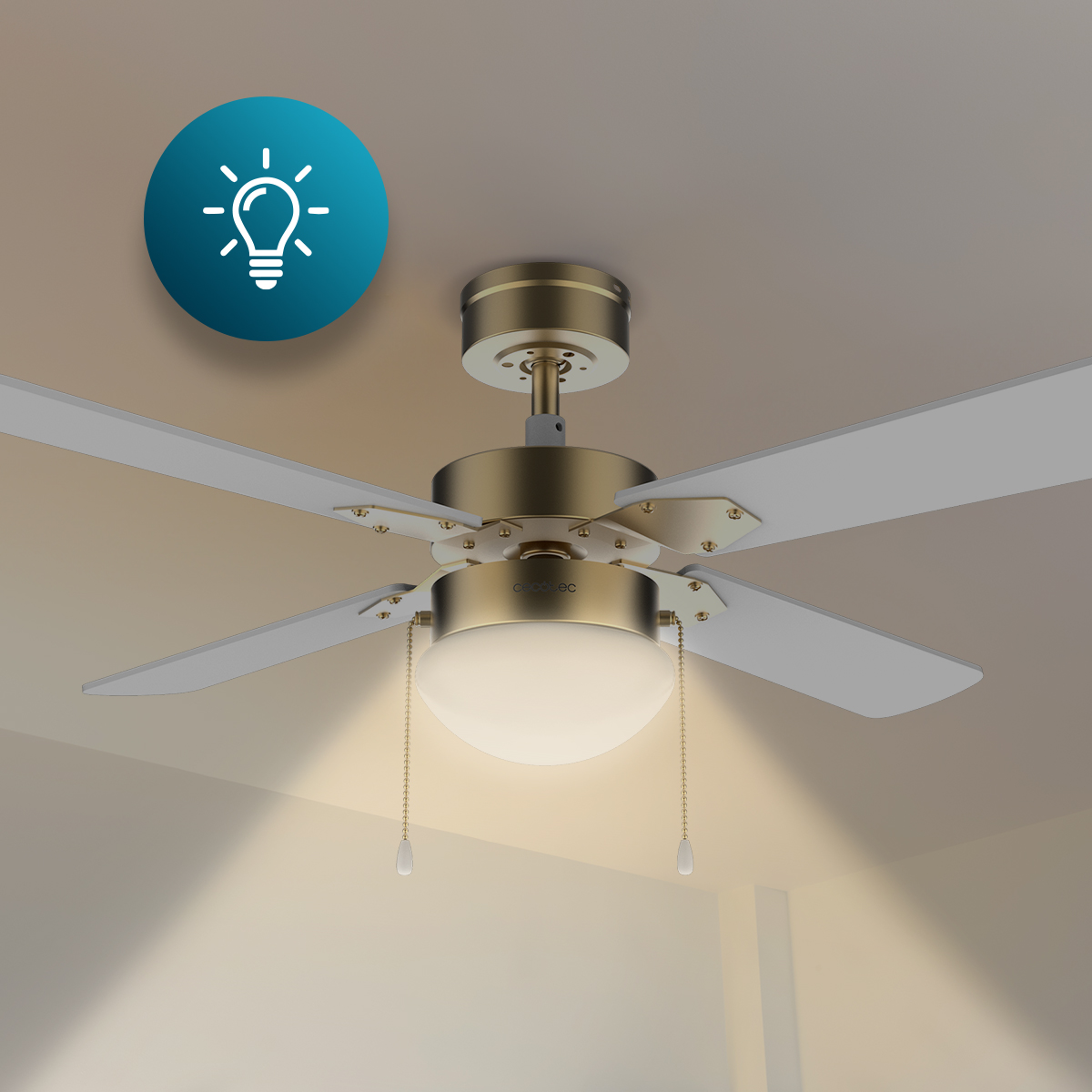 Ein goldener Deckenventilator mit vier hellgrauen Blättern und einer beleuchteten, runden Lampe in der Mitte.