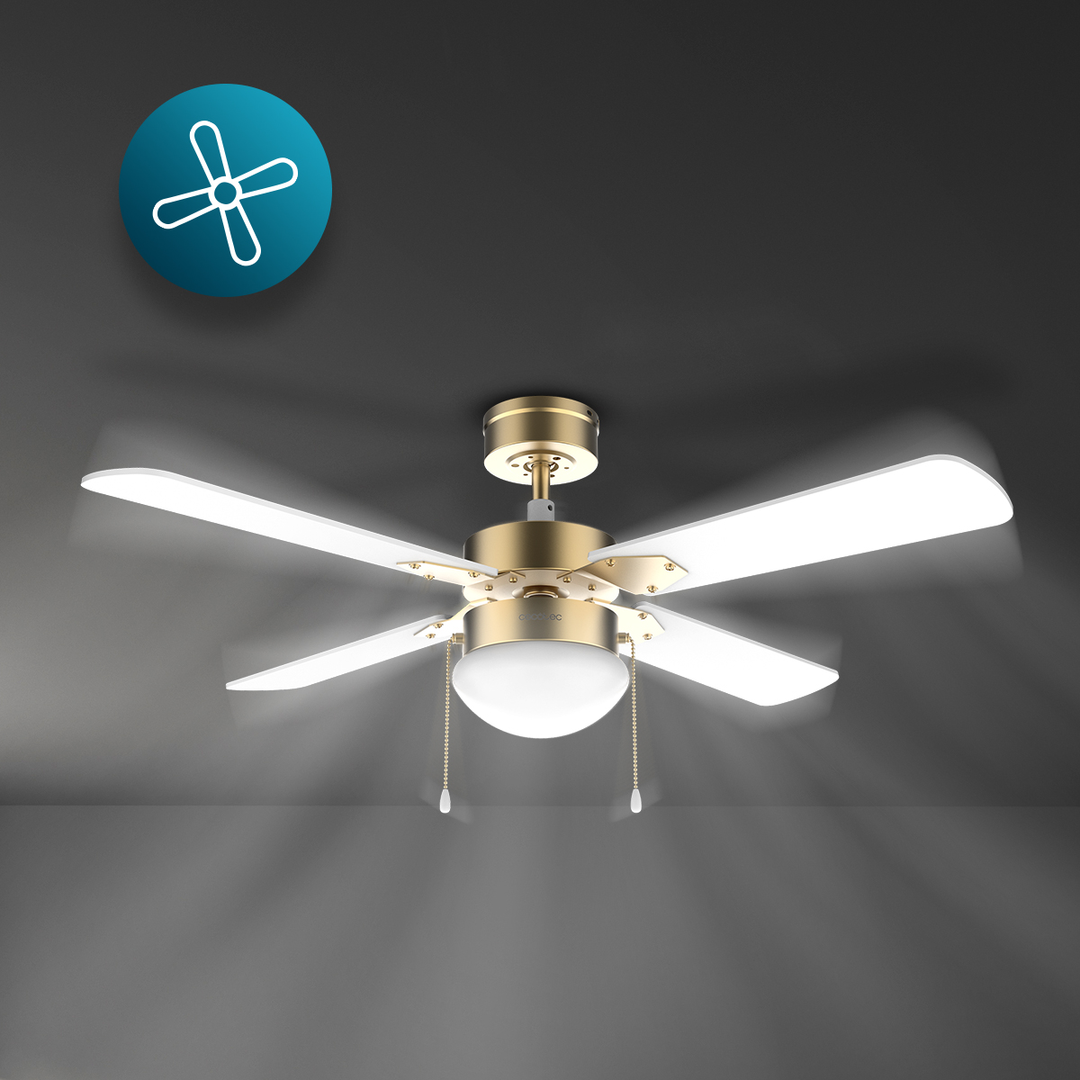 Goldener Deckenventilator mit vier weißen Rotorblättern und beleuchteter Kugellampe in grauer Umgebung.