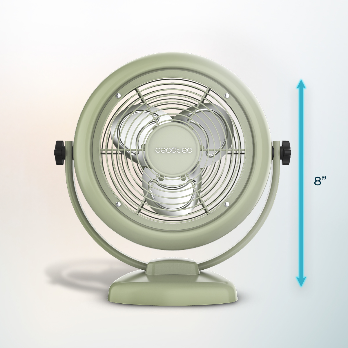 Un ventilatore da tavolo rotondo verde chiaro con pale argentate e un'altezza di 8 pollici.