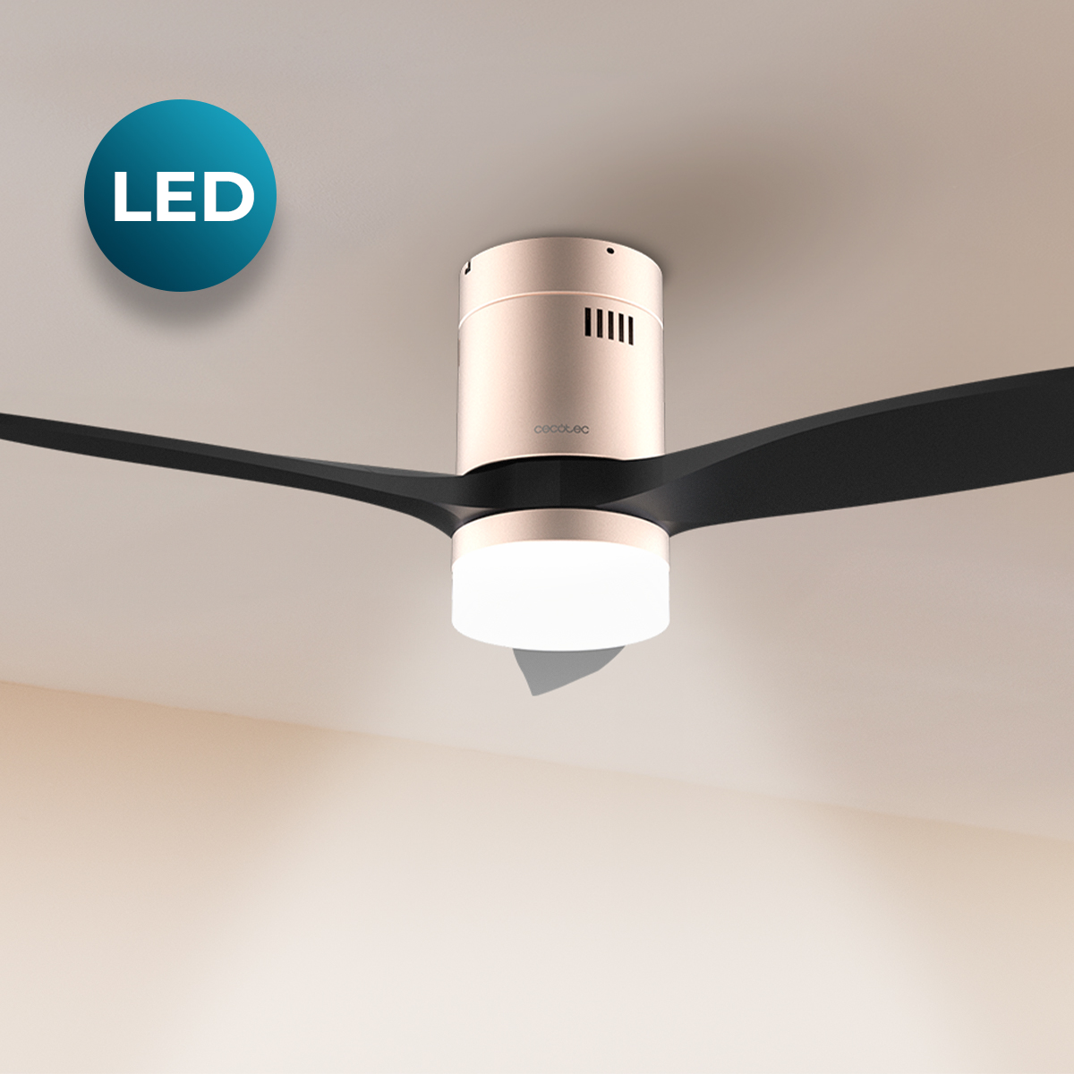 Un ventilatore da soffitto dorato e nero con una luce LED illuminata in basso.