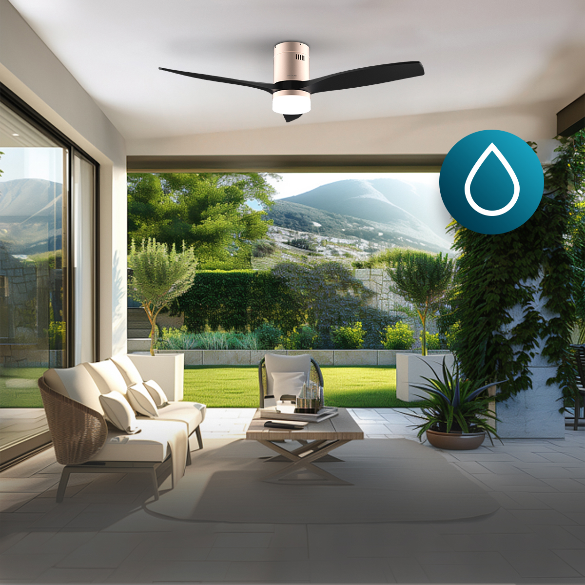 Patio coperto con ventilatore da soffitto, divano bianco, tavolino e vista panoramica su montagne e verde.