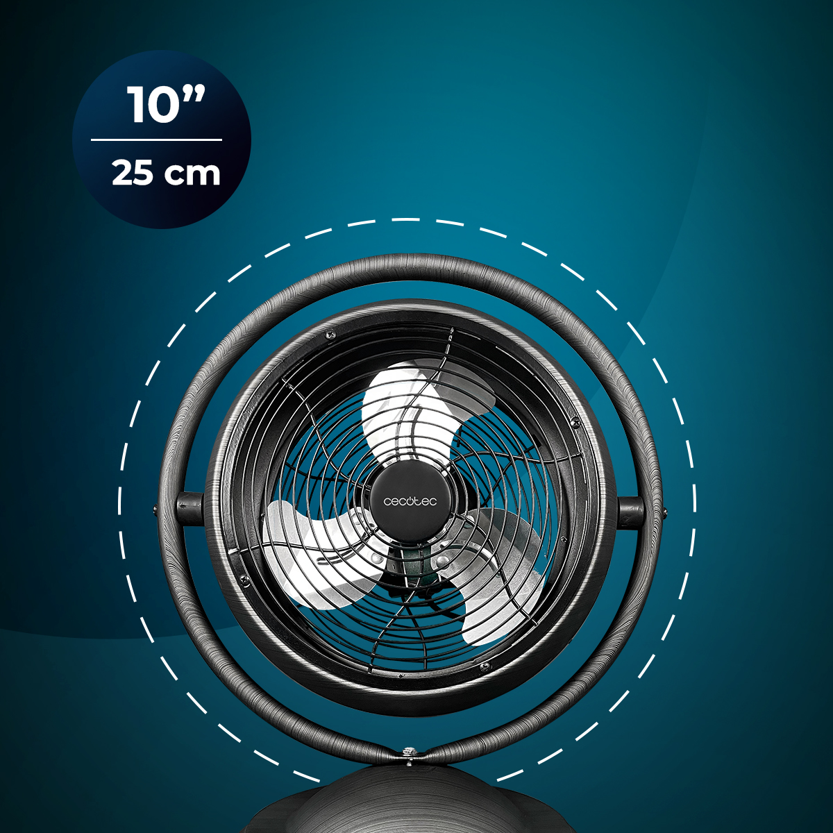 Ventilatore da tavolo nero Cecotec da 10 pollici 25cm centrato su sfondo verde acqua, con cerchio tratteggiato.