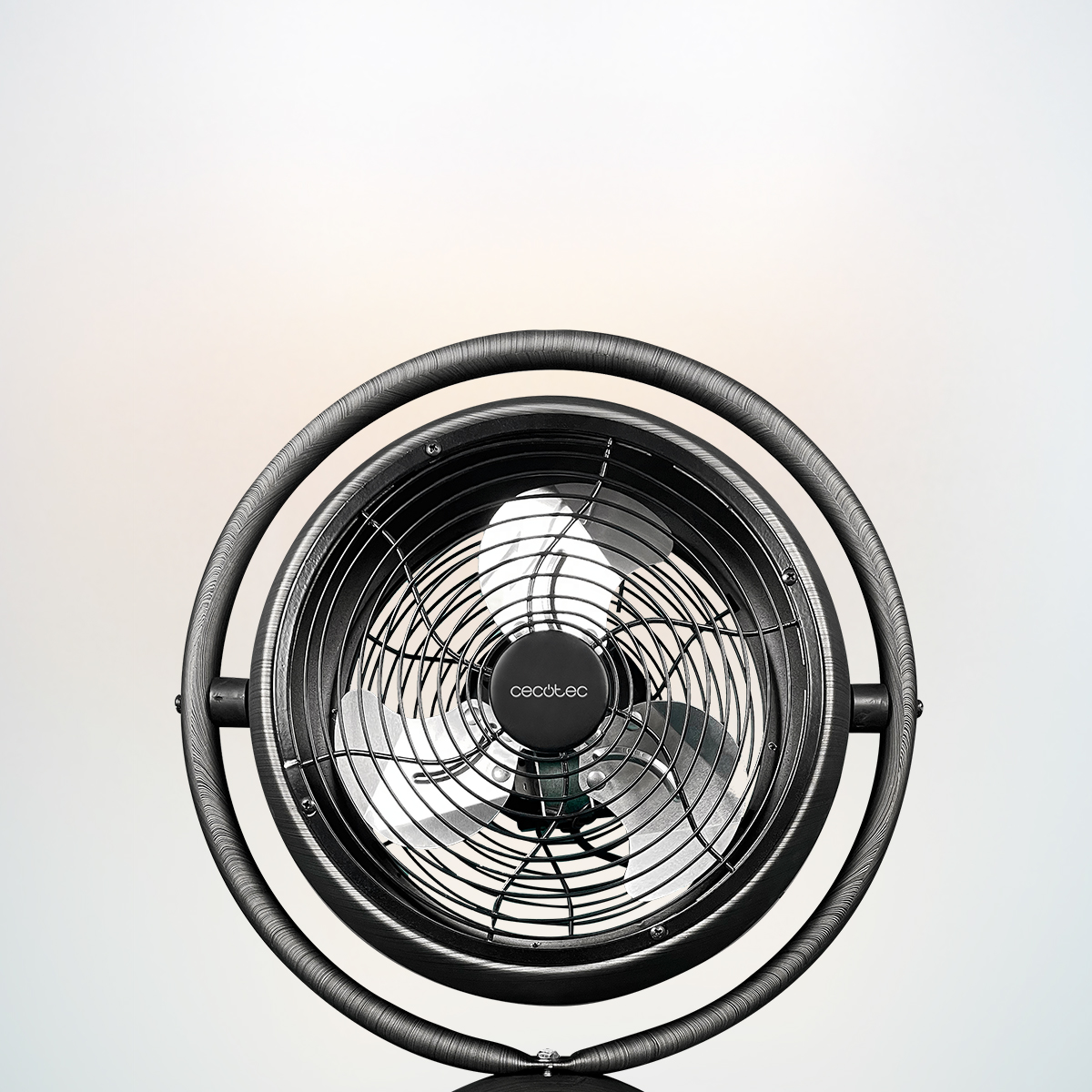 Un ventilatore nero con lame argentate centrato su sfondo chiaro.