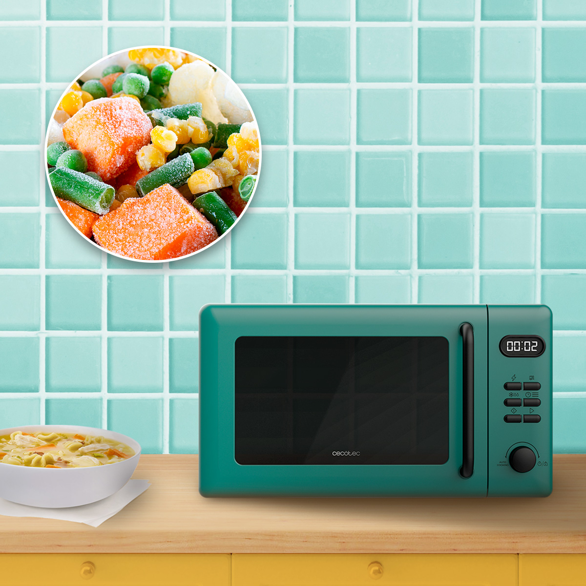 Microondas verde en encimera con sopa y verduras congeladas arriba, contra azulejos azul claro.