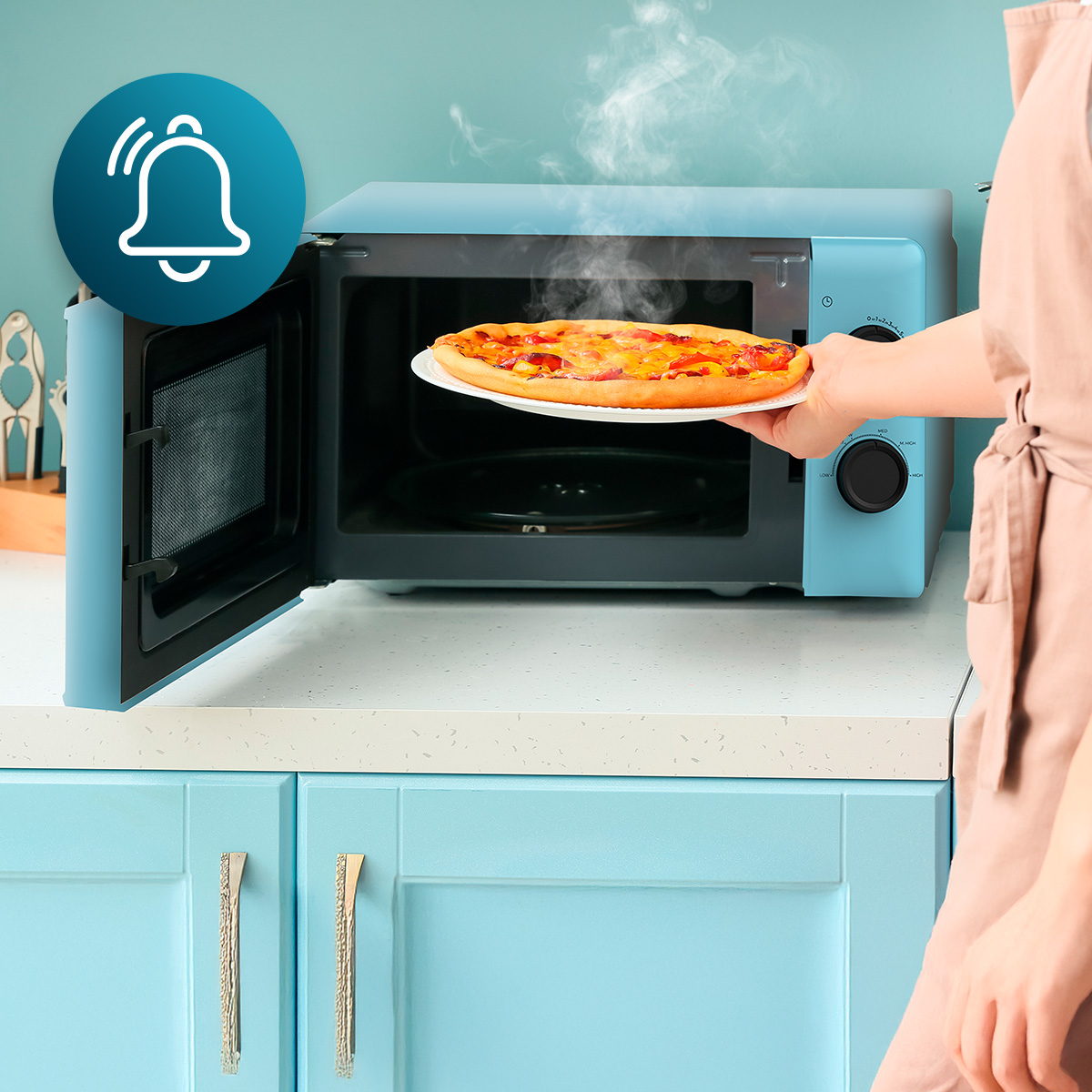Una persona coloca un plato de pizza caliente y humeante en un microondas azul.