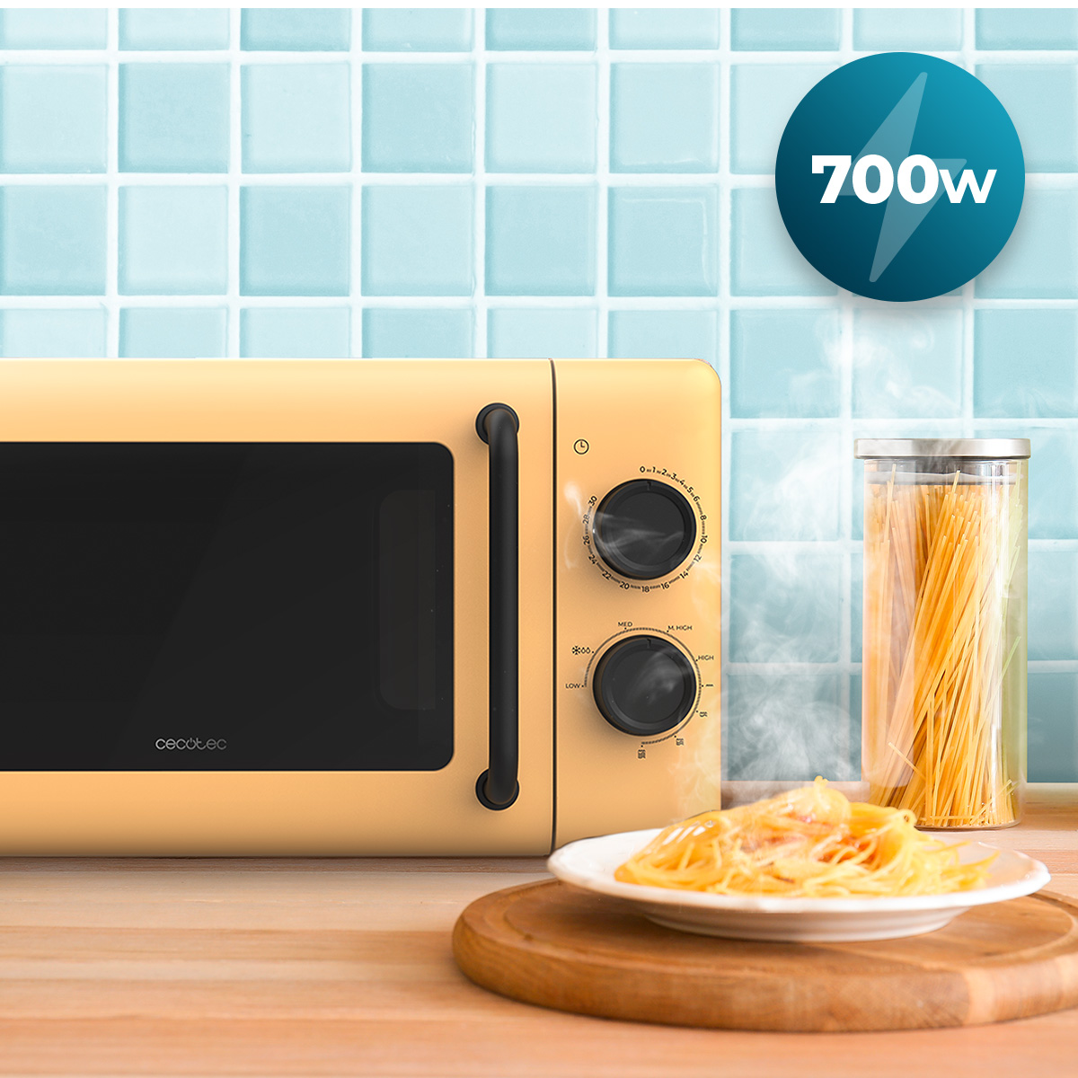 Microondas amarillo, pasta en mesa de madera e icono 700W.