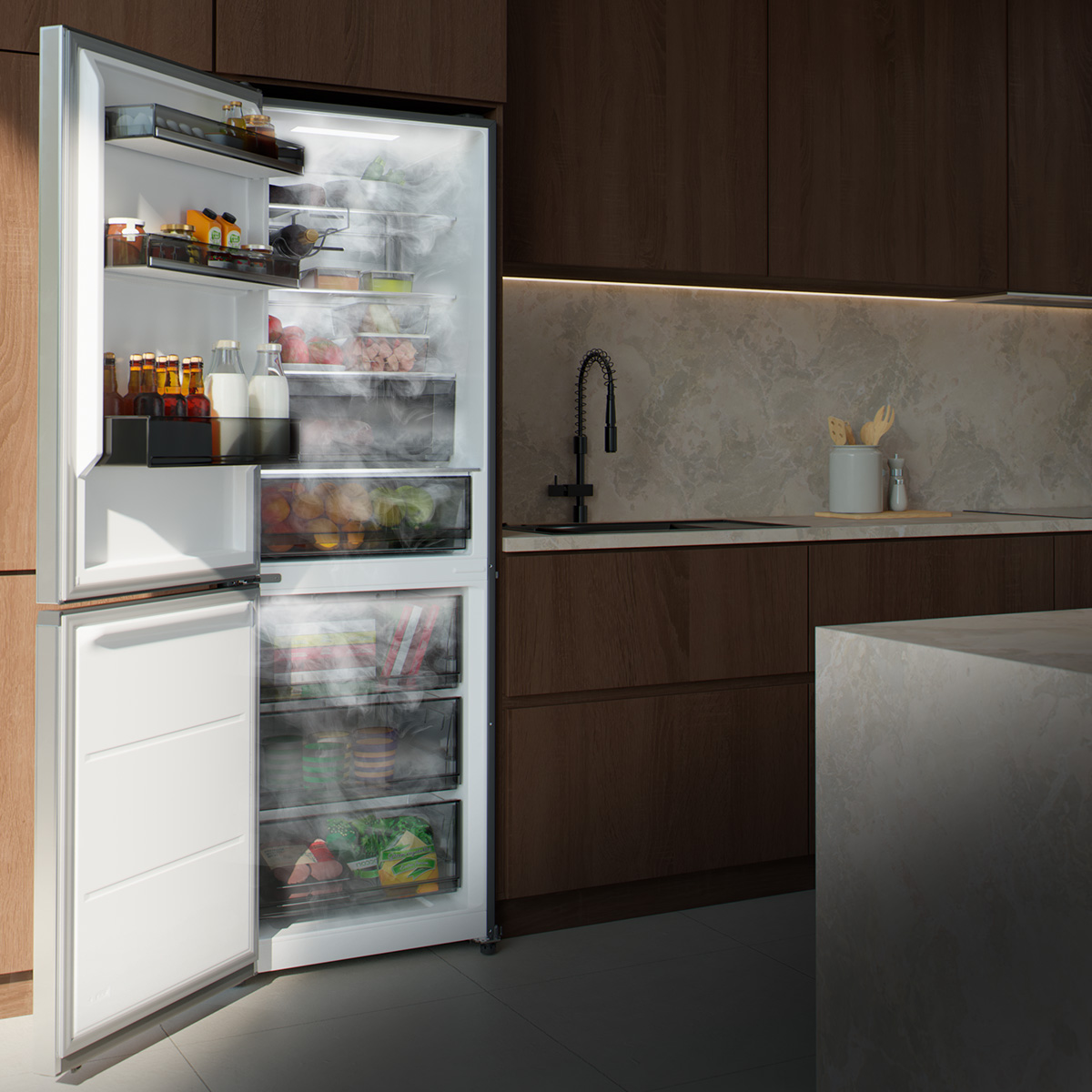 Un frigorifero aperto in una cucina moderna con vapore freddo all'interno e cibo sugli scaffali.