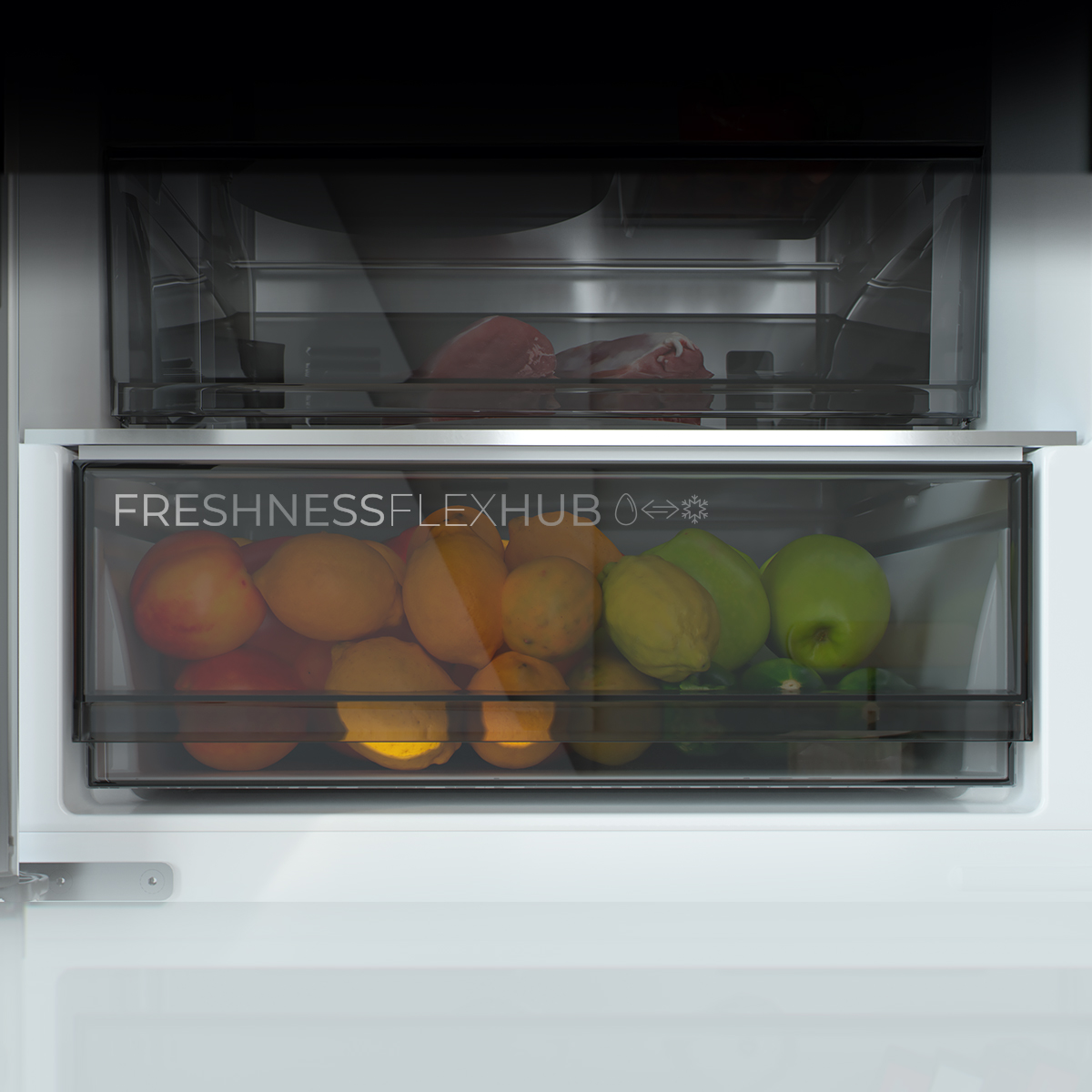 Un frigorifero aperto con frutta fresca nel cassetto inferiore e carne sopra.