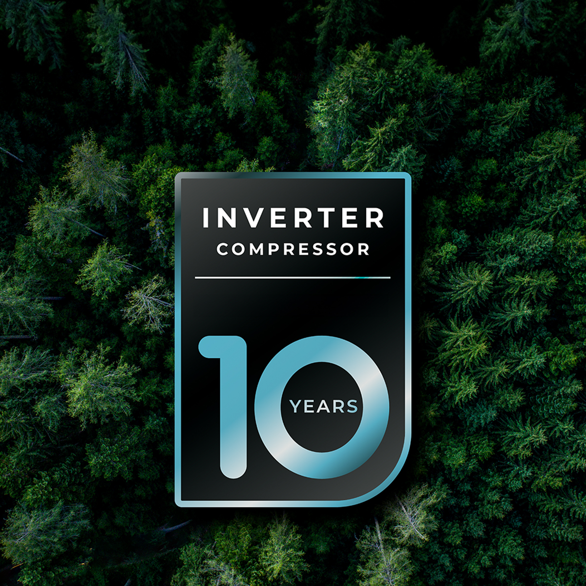 Vista dall'alto di una foresta verde con un badge nero e blu Inverter Compressor 10 Years.