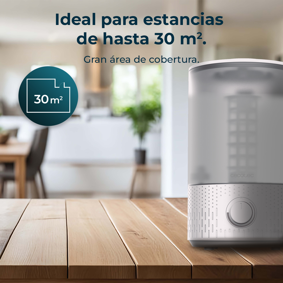Un umidificatore bianco su un tavolo di legno, con una cucina luminosa sullo sfondo.
