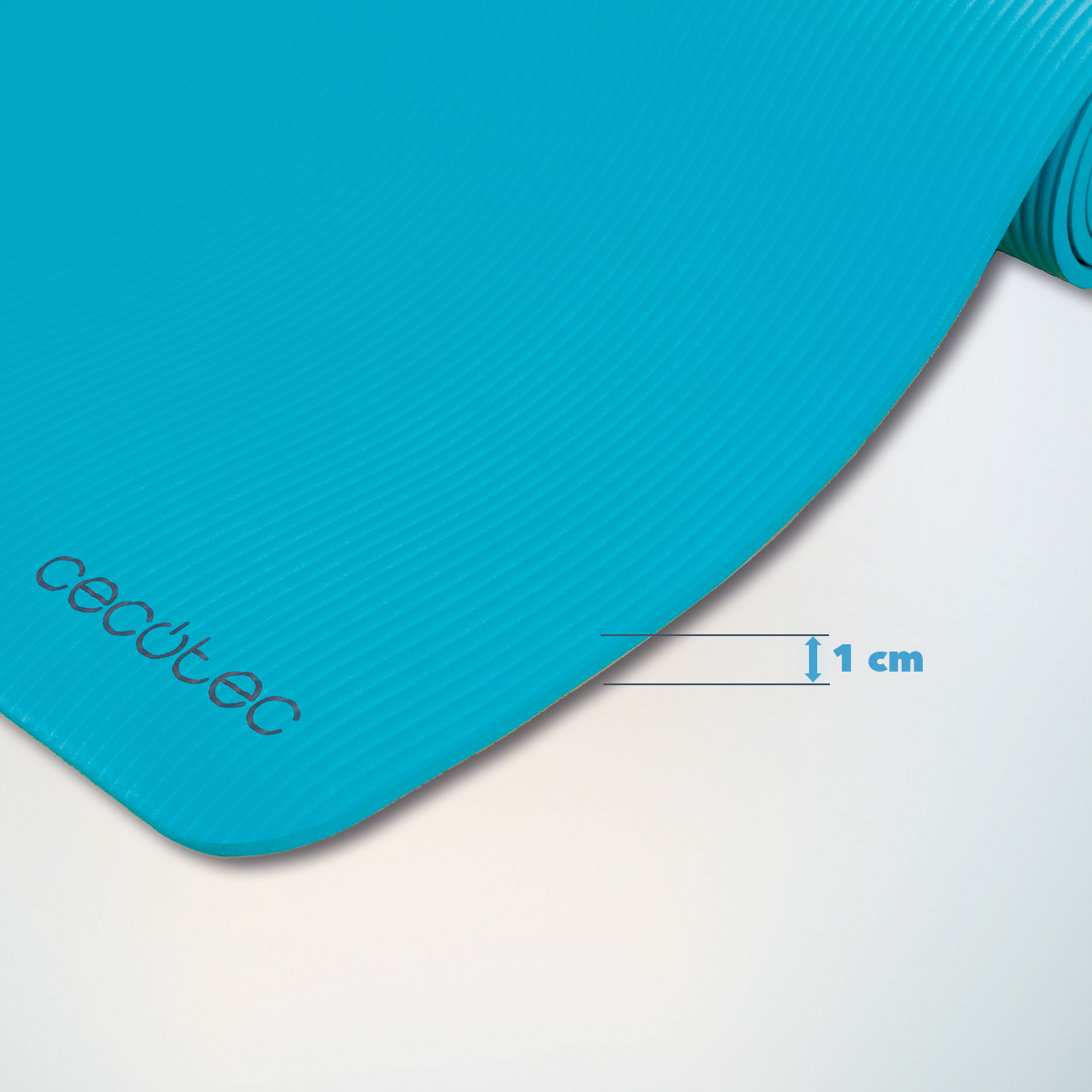 Una esterilla de yoga Cecotec azul con un grosor de 1 cm.