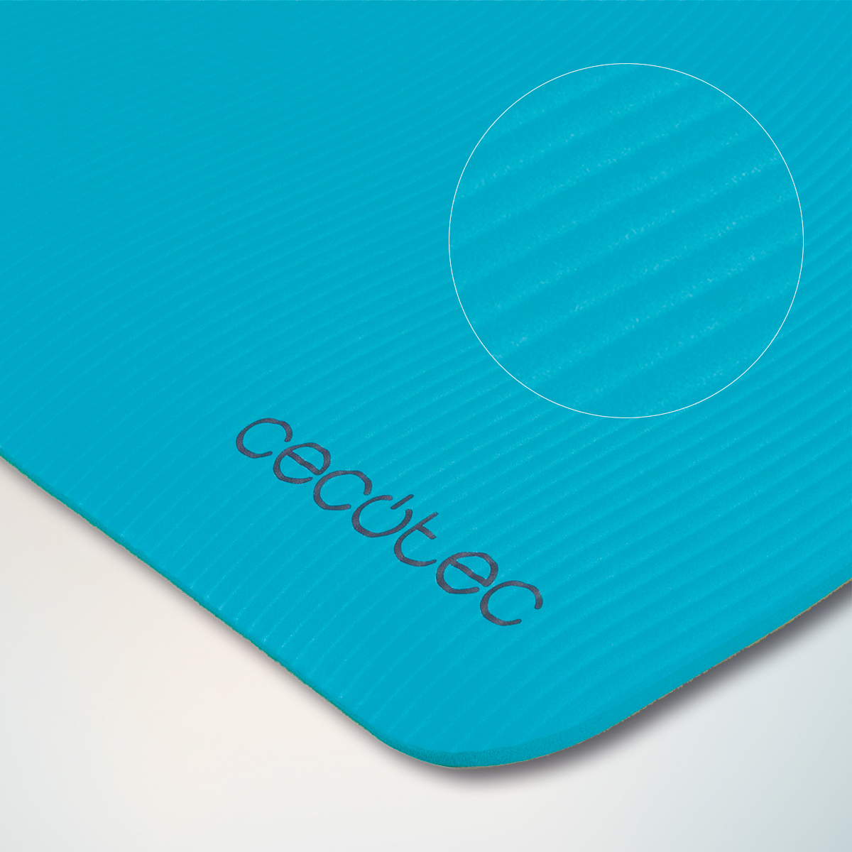 Esterilla de fitness Cecotec azul con textura acanalada y lupa circular.