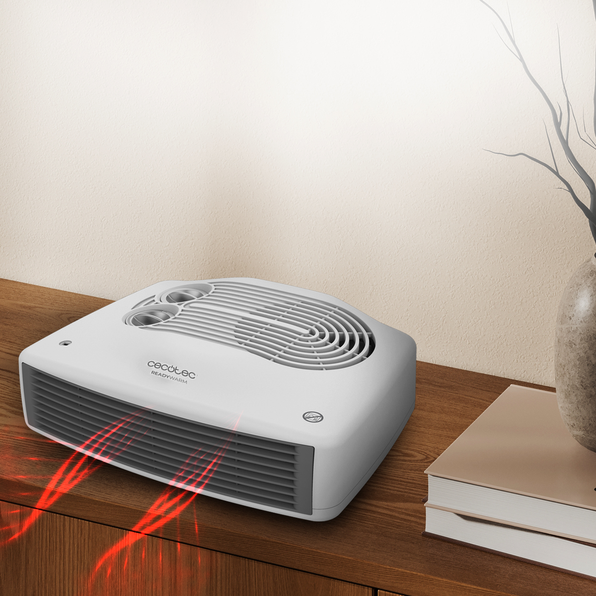 Un termoventilatore bianco è su un tavolo di legno, con onde di calore rosse.