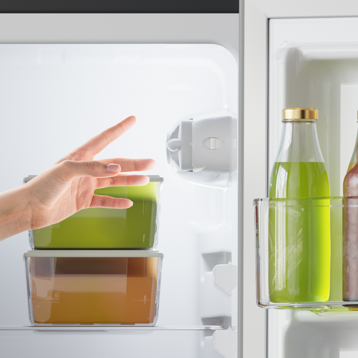 Mano alcanzando el interior de un refrigerador blanco abierto con alimentos y bebidas.