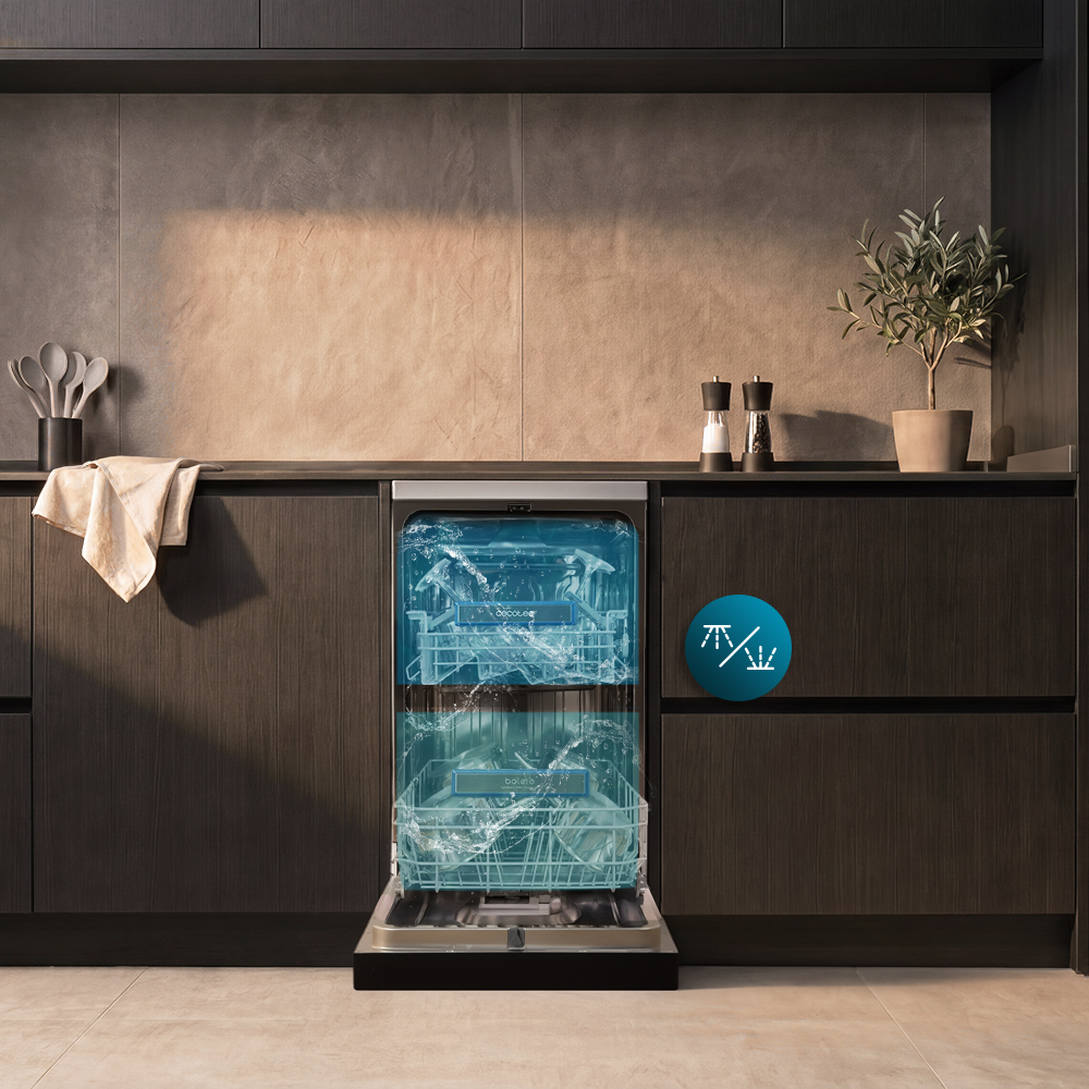 Un lavavajillas abierto en una cocina moderna muestra agua azul salpicando dentro durante su funcionamiento.