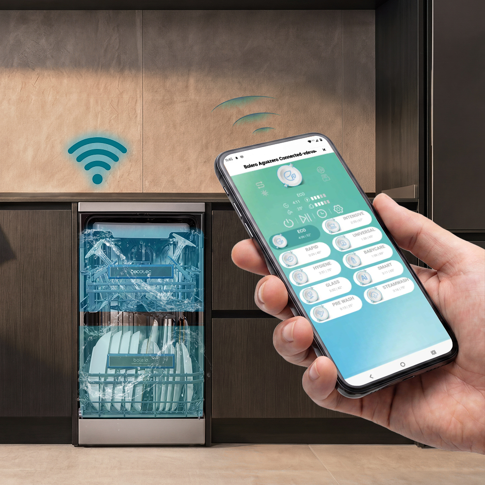 Mano sostiene un teléfono con aplicación para controlar el lavavajillas.