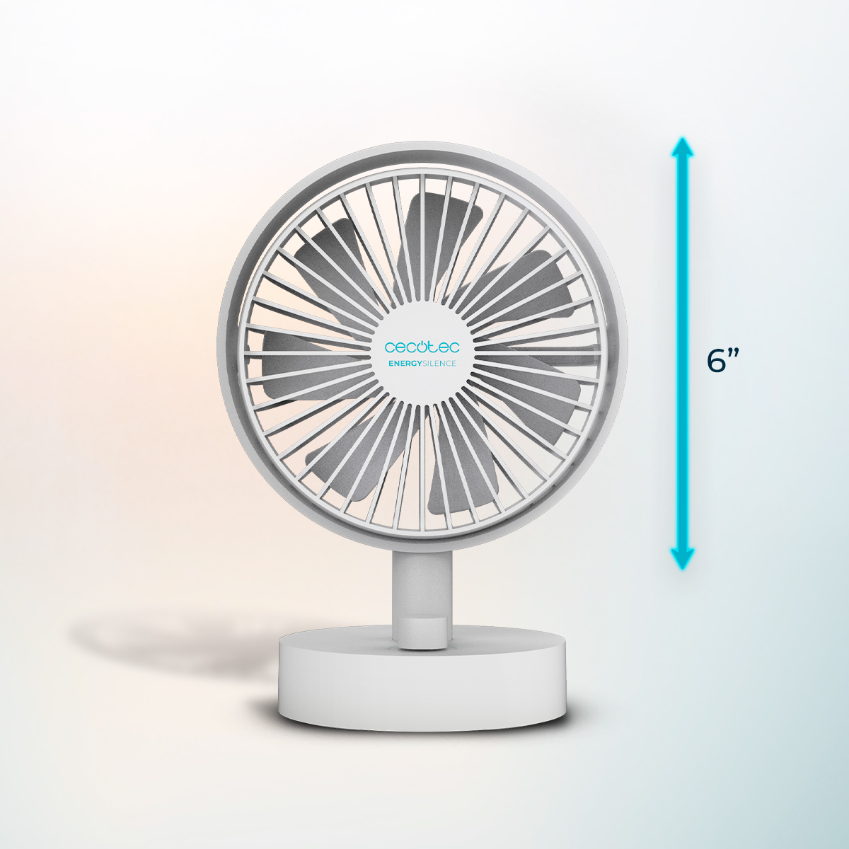 Ein weißer Cecotec Energysilence Tischventilator mit 6 Zoll Höhe vor hellem Hintergrund.