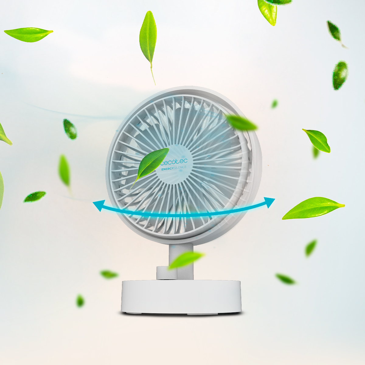 Ein weißer Tischventilator steht auf einem hellen Hintergrund, umgeben von tanzenden grünen Blättern.