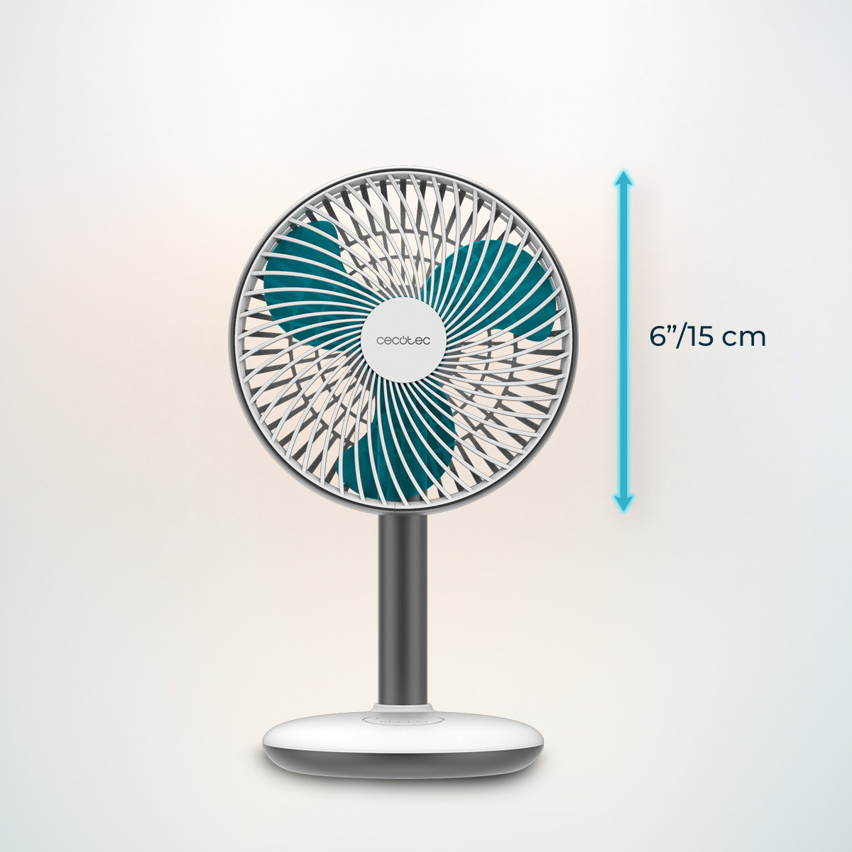 Un piccolo ventilatore da tavolo bianco e grigio con pale turchesi, alto 15 cm o 6 pollici.