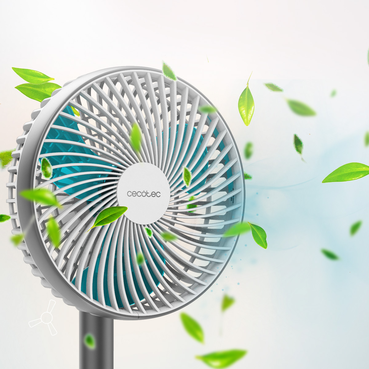 Un ventilatore elettrico Cecotec bianco e blu soffia vento, circondato da foglie verdi.